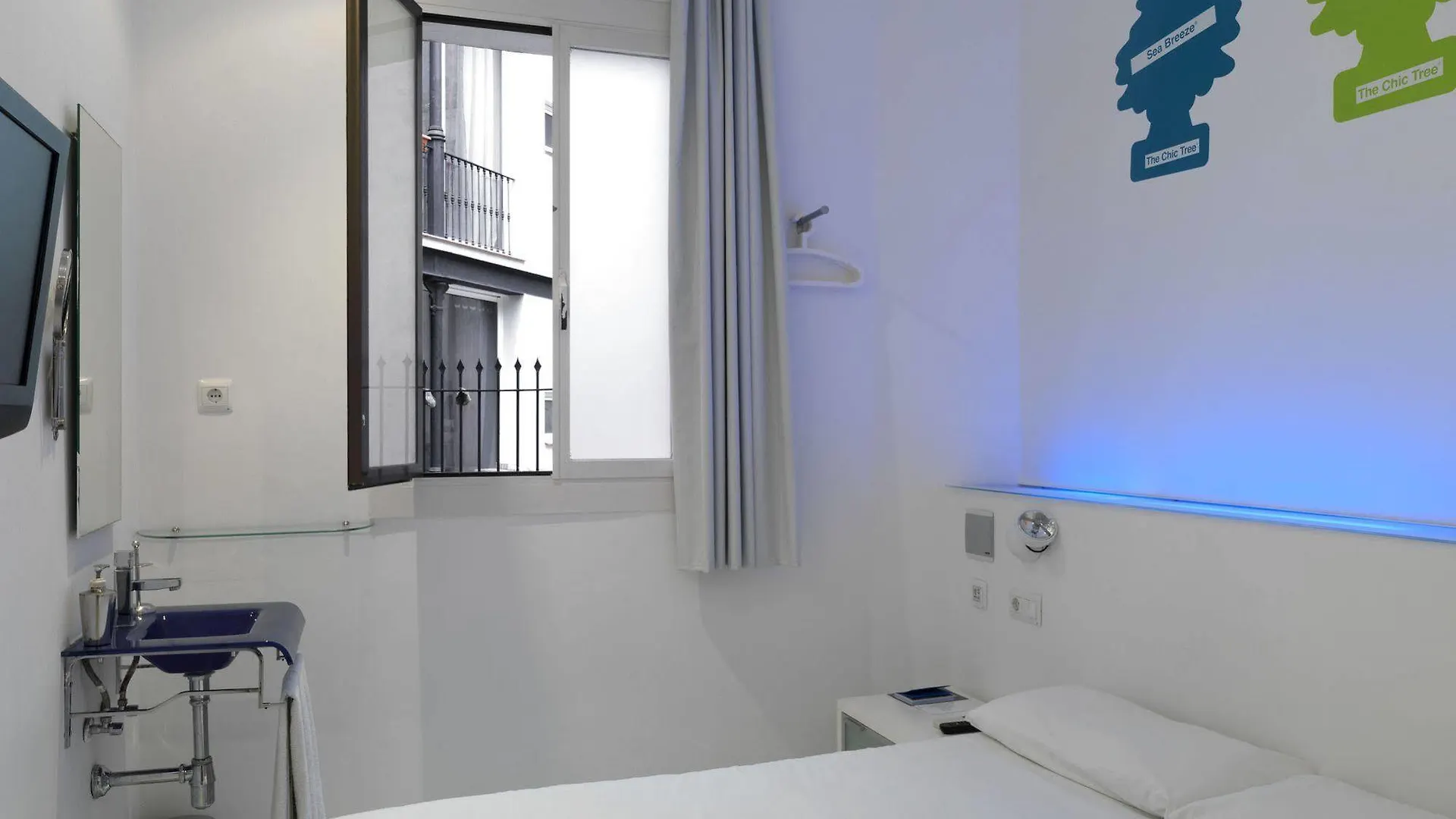 Chic & Basic Tallers Hostal Barcelona